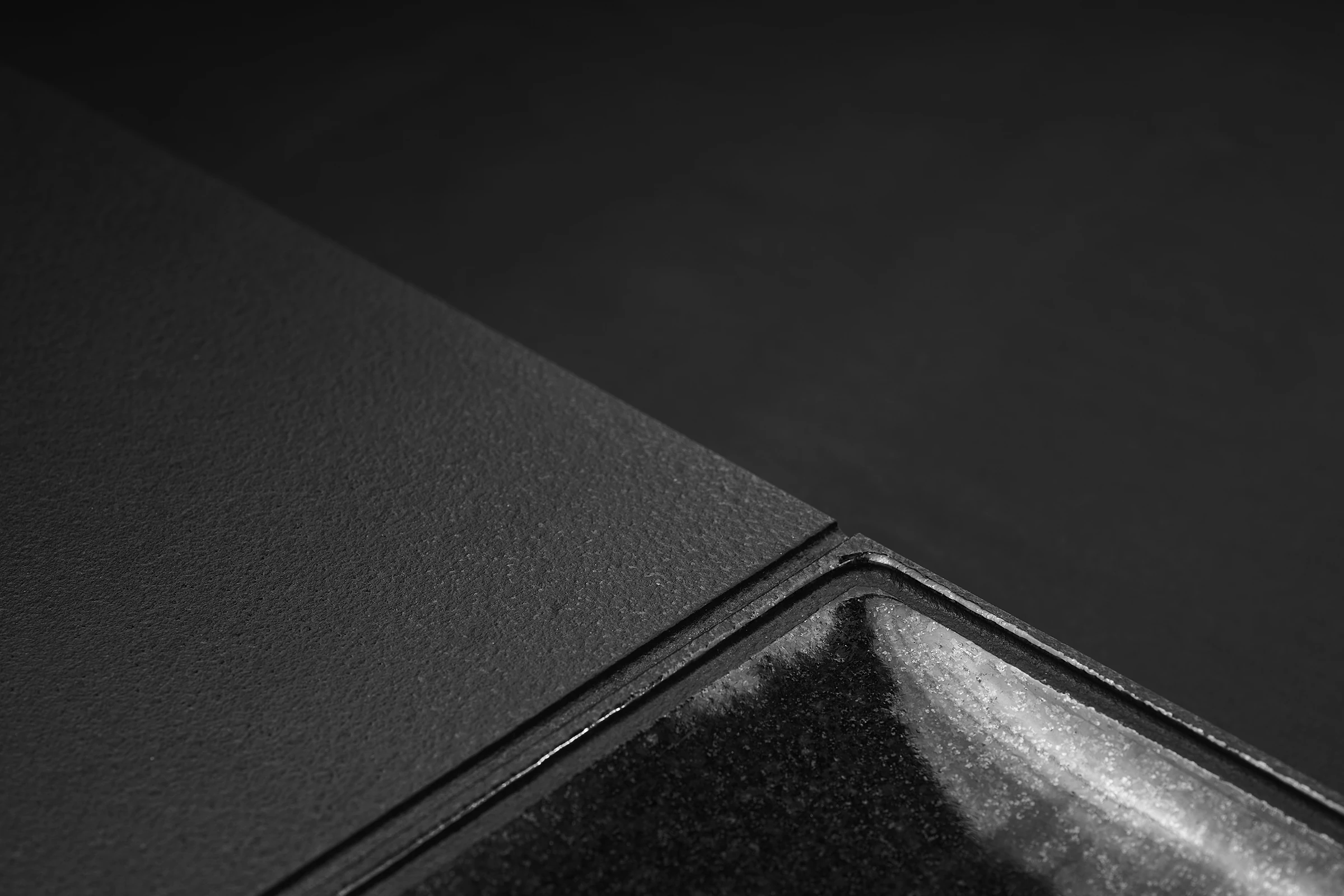 乌拉圭黑金石 MAC BLACK 材质微距：哑光表面与镜面抛光交界处的纹理与光影